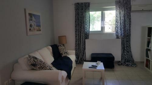 Joan's Airport Apartment