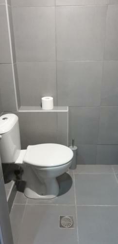 Hostal Avr Airport Deluxe Suites 6