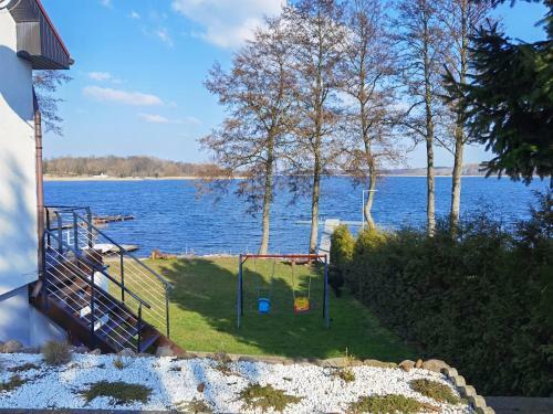 Lake House Listomie