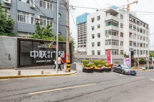 Hotel Qingdao Shinan�wusi Square�