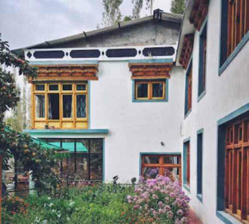 Hostal Sky Land Guest House