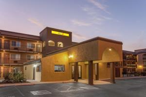 Hotel Super 8 Escondido