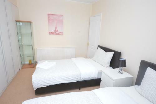 London Deluxe 3 Bedroom House With Parking Space