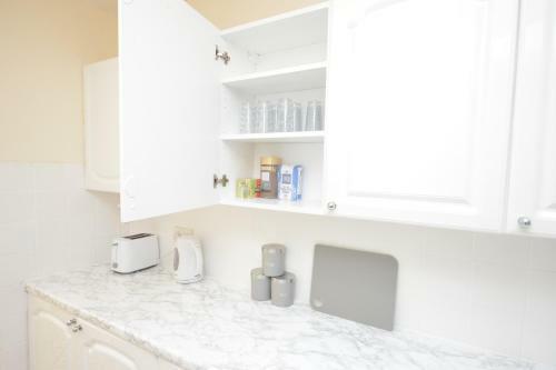 London Deluxe 3 Bedroom House With Parking Space