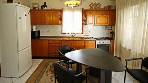 Nea Peramos Large Apartment Near The Beach