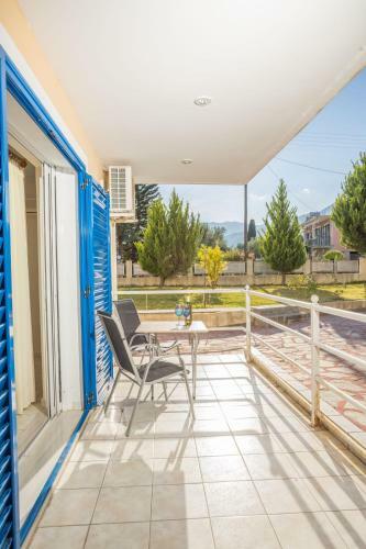 Alexandros Luxury Apartments Nyrdi
