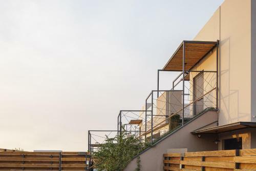 Iron Villas - Nefeli & Oniros