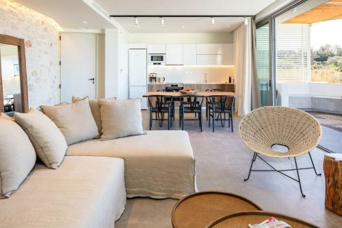 Sueno Villa, Enchanting Escape By The Sea!