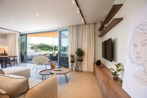 Sueno Villa, Enchanting Escape By The Sea!