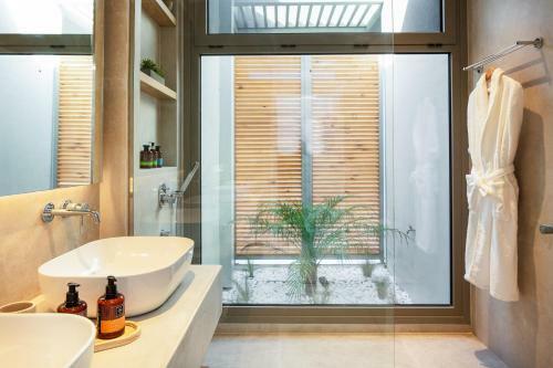 Sueno Villa, Enchanting Escape By The Sea!