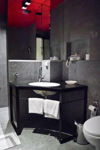 Adonis City Hotel