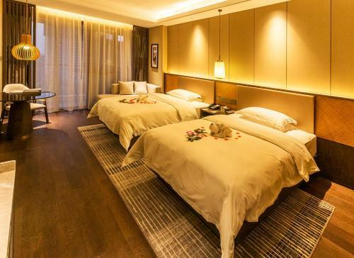 Lushang Zhichun Lake Hot Spring Hotel