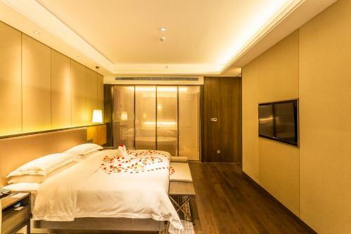 Lushang Zhichun Lake Hot Spring Hotel