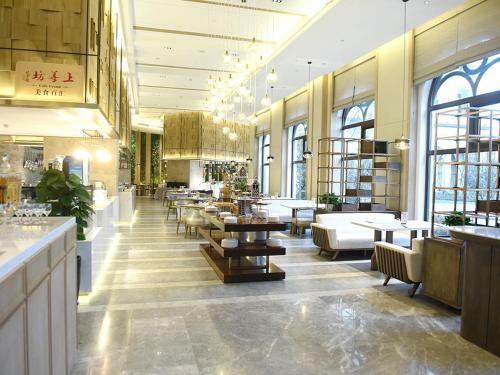 Lushang Zhichun Lake Hot Spring Hotel