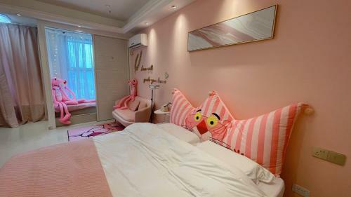Aparthotel Pink Panther Theme Homestay