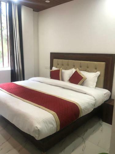 Hotel Pinewood Valley, Mussoorie