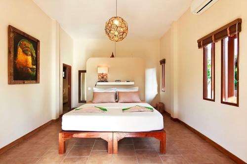 Baan Thamarchat 3 Villas 13 Bedrooms & Shala