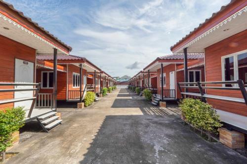 Hotel Vaccinated Staff - Oyo 1166 Train Way Resort