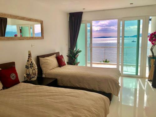 D-lux 4 Bed Beachfront Apartment With Sea View