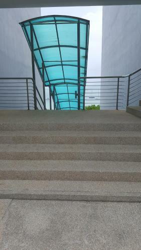 D-lux 4 Bed Beachfront Apartment With Sea View