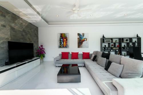Contemporary 3 Bedrooms Stylish Pool Villa