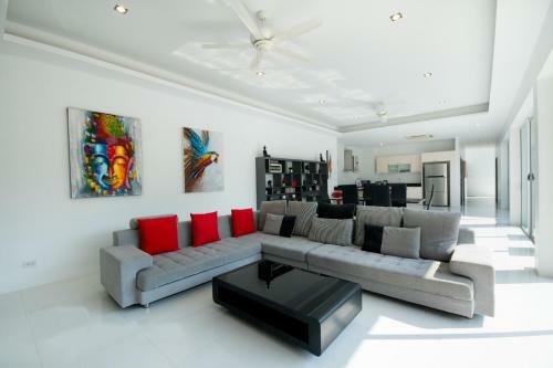 Contemporary 3 Bedrooms Stylish Pool Villa