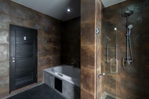 Contemporary 3 Bedrooms Stylish Pool Villa