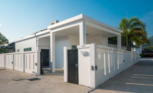 Contemporary 3 Bedrooms Stylish Pool Villa