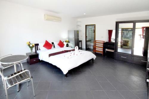 Hotel Deng's Kamala Beach Guesthouse