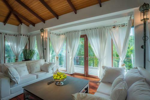 Villa In The Garden, Surin Beach With Private Spa.