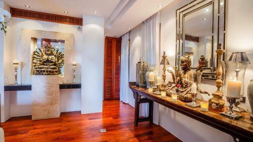 Villa In The Garden, Surin Beach With Private Spa.