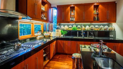 Villa In The Garden, Surin Beach With Private Spa.