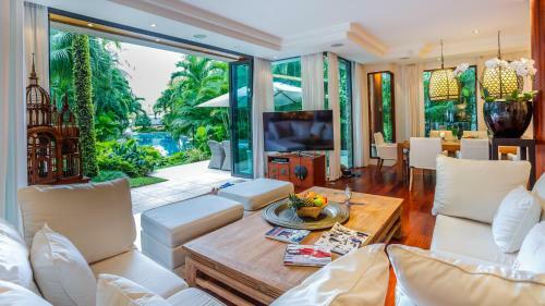 Villa In The Garden, Surin Beach With Private Spa.
