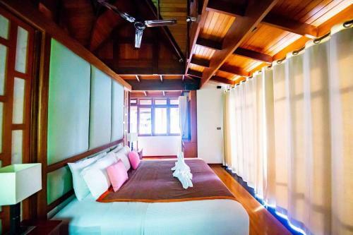 Luxury 5 Bedrooms Villa With Seaview Infinity Pool Overlooking Surin Beach