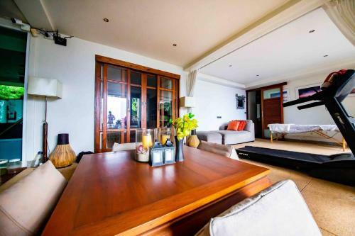 Luxury 5 Bedrooms Villa With Seaview Infinity Pool Overlooking Surin Beach