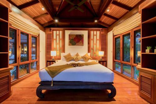 Gorgeous Thai Villa With Pool And Hilltop Seaviews