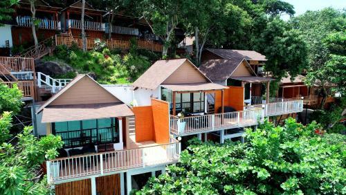 Hotel Chareena Hill Beach Resort