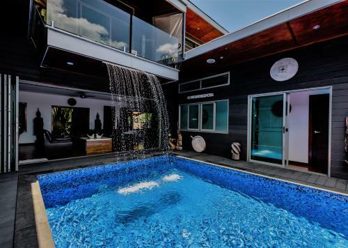 Stunning Villa With Ocean Views And Free Car