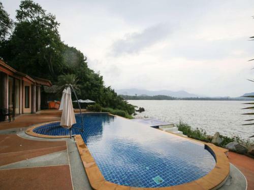 5 Bedroom Seafront Villa Phanghan