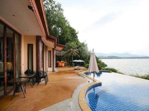 5 Bedroom Seafront Villa Phanghan