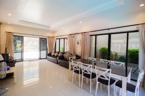 Luxury Pool Villa 4 Br 900m Beach 1.5 Km Downtown