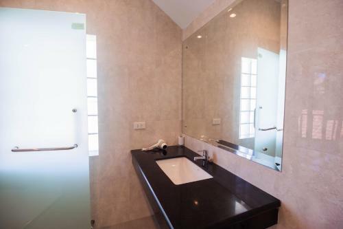 Luxury Pool Villa 4 Br 900m Beach 1.5 Km Downtown