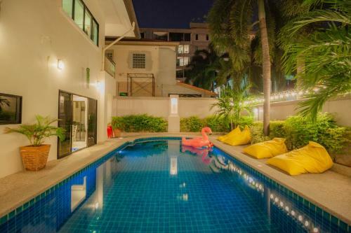 Luxury Pool Villa 4 Br 900m Beach 1.5 Km Downtown
