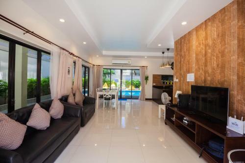 Luxury Pool Villa 4 Br 900m Beach 1.5 Km Downtown