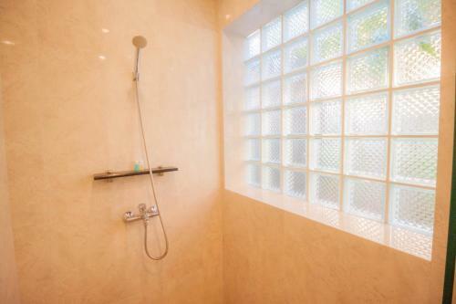 Luxury Pool Villa 4 Br 900m Beach 1.5 Km Downtown