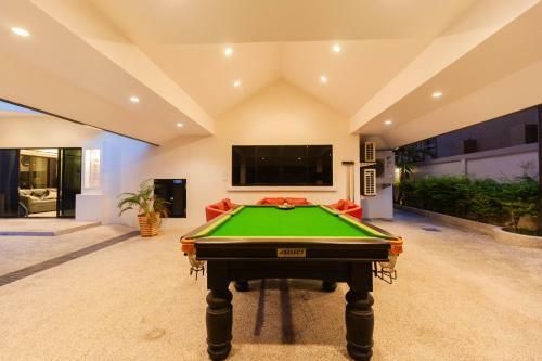 Luxury Pool Villa 4 Br 900m Beach 1.5 Km Downtown