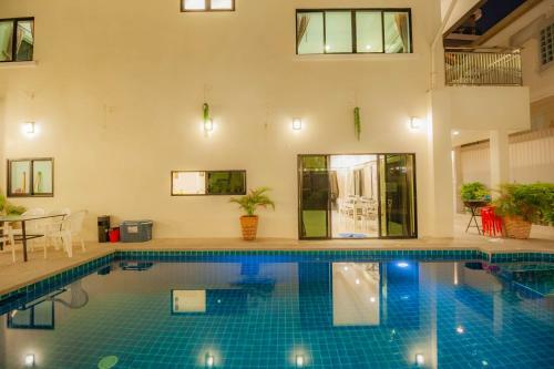 Luxury Pool Villa 4 Br 900m Beach 1.5 Km Downtown