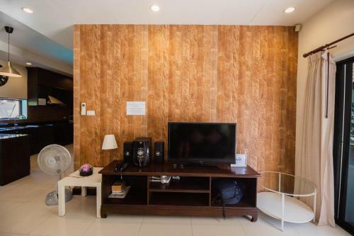 Luxury Pool Villa 4 Br 900m Beach 1.5 Km Downtown
