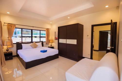 Luxury Pool Villa 4 Br 900m Beach 1.5 Km Downtown