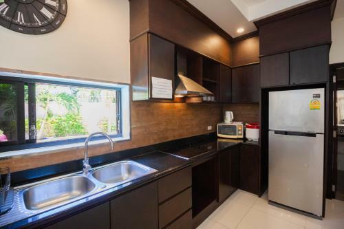 Luxury Pool Villa 4 Br 900m Beach 1.5 Km Downtown